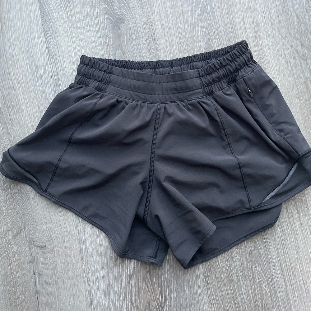 Lululemon hotty hot high-rise lined shorts - black - size 4T